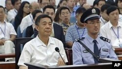 Bo Xilai (à esq.) líder provincial do Partido Comunista chinês de Chongqing durante a audiência de julgamento por corrupção