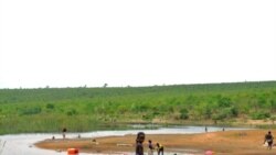 Khoisan barrados de colherem frutos em terras para fazendas – 1:45