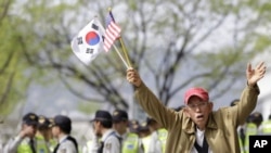 Người biểu tình Hàn Quốc xuống đường biểu tình ở Seoul, lên án các tuyên bố gần đây của Bắc Triều Tiên, ngày 24/4/2012
