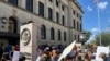 Opositores a una ley de inmigración de Iowa se manifiestan afuera de una corte federal en Des Moines, Iowa, el lunes 10 de junio de 2024. 