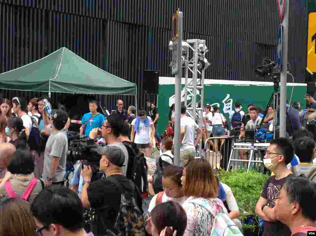 數千香港市民雲集政府總部聲援被困公民廣場學生(美國之音圖片/海彥拍攝)