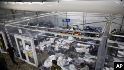 Menores dentro de uma cápsula nas instalações do Departamento de Segurança Interna de Donna, o principal centro de detenção para crianças não acompanhadas no Vale do Rio Grande, EUA, 30 março 2021