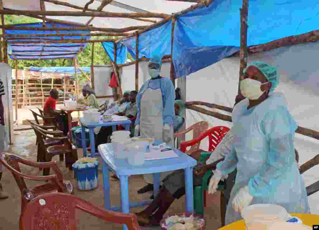 Syerra-Leonedagi klinikalardan birida tibbiyot xodimlari Ebola bilan kasallangan bemorlarga xizmat ko'rsatmoqda, 27-iyul, 2014-yil.