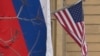 Una bandera rusa ondea junto a otra de EEUU en la Embajada de ese país en Moscú el 13 de marzo de 2025. El enviado especial estadounidense, Steve Witkoff, llegó a Moscú el jueves para reunirse con funcionarios rusos sobre una propuesta de alto el fuego entre Ucrania y Rusia.
