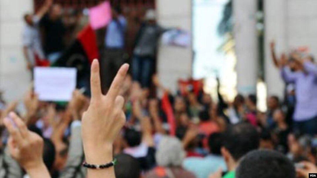 La "V" de la victoria, un símbolo en las manos de los libios, que refleja el sentimiento tras el derrocamiento de Gadhadi y la declaración de liberación.