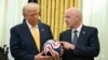 El presidente de la FIFA, Gianni Infantino, a la derecha, le entrega al presidente Donald Trump el nuevo balón oficial de la Copa Mundial de Clubes de la FIFA en la Oficina Oval de la Casa Blanca en Washington, el viernes 7 de marzo de 2025. (Pool vía AP)
