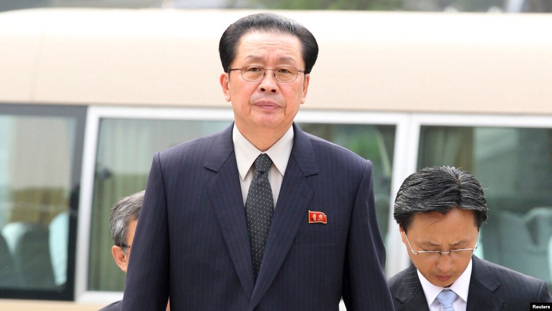 지난해 8월 장성택 북한 국방위원회 부위원장(가운데)이 베이징을 방문해 중국 정부 청사로 들어서고 있다.