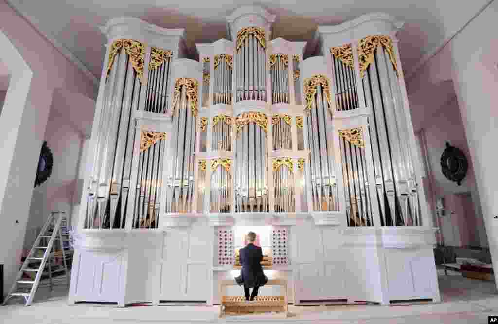 Emmanuel Le Divellec, professor of Church Music at the Hochschule f'r Musik, Theater und Medien Hannover (HMTMH), plays the new baroque organ in the Neustadt Stadt- und Hofkirche St. Johannis in Hannover, Germany.