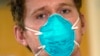 Medicinski tehničar Skot Mekgison nosi masku N95 dok napušta sobu s pacijentima u odeljenju za intenzivnu negu u medicinskom centru Harborvju, u Sijetlu, 14. januara 2022.