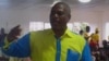 Abel Chivukuvuku com jovens em Malanje