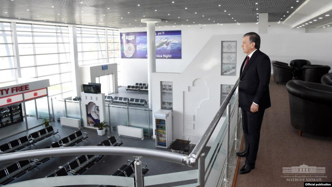 O'zbekiston Prezidenti Shavkat Mirziyoyev Termiz xalqaro aeroportining yangi terminali bilan tanishmoqda.