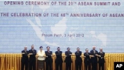 Các nhà lãnh đạo của ASEAN đồng ý rằng việc hủy bỏ các biện pháp chế tài sẽ có ích cho sự phát triển của Miến Điện.