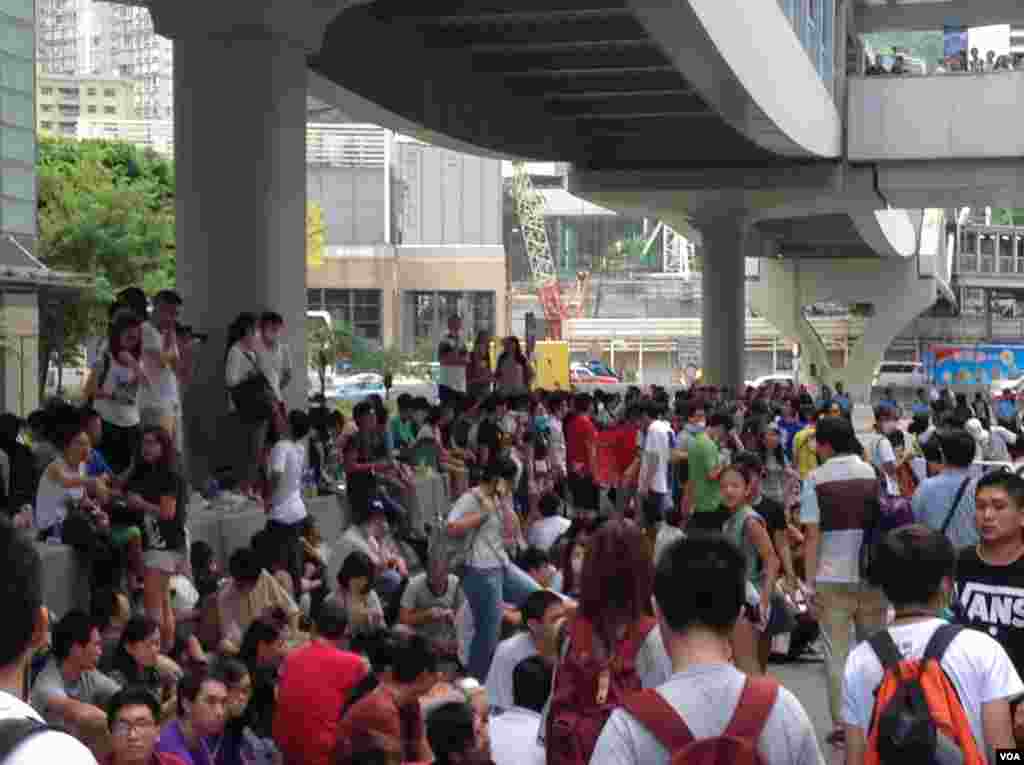 數千香港市民雲集政府總部聲援被困公民廣場學生(美國之音圖片/海彥拍攝)