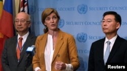 La embajadora de EE.UU. ante la ONU, Samantha Power (centro) habló con el embajador de Japón, Koro Bessho (izquierda) y con el embajador de Corea del Sur, Hahn Choong-hee (derecha) tras la reunión a puertas cerradas del Consejo de Seguridad de las Naciones Unidas, el martes, 6 de septiembre de 2016.