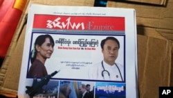 Ảnh của bà Aung San Suu Kyi và ông Soe Min, đối thủ của bà trong cuộc tranh cử, trên trang đầu của một nhật báo của Miến Điện