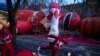 ARCHIVO - La manipuladora de globos Christel Nani posa frente al globo Mighty Morphin Red Ranger de los Power Rangers antes del inicio del Desfile del Día de Acción de Gracias de Macy's, el jueves 28 de noviembre de 2019, en Nueva York. (Foto AP/Mark Lennihan).
