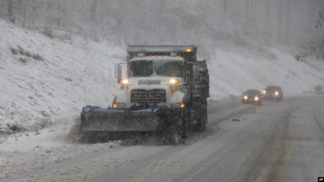 Los camiones de limpieza empezaron a limpiar las carreteras desde el lunes en West Virginia.