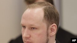 Bị can Anders Behring Breivik ra tòa án ở Oslo, Na Uy hôm thứ Ban 17/4/12