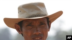 Ông Chut Wutty bị bắn chết vì đã không chịu giao cho lính quân cảnh những tấm hình ông chụp cảnh khai thác gỗ mà ông tin là bất hợp pháp