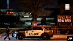 La policía de Toronto investiga un tiroteo en el pub Piper Arms, cerca del centro comercial Scarborough Town Centre, en Toronto, el sábado 8 de marzo de 2025. (Christopher Katsarov/The Canadian Press vía AP)
