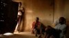 FILE - Abanye abantu abasebenza kwele South Africa abadabuka eZimbabwe. (AP Photo/Mujahid Safodien)