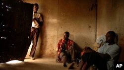 FILE - Abanye abantu abasebenza kwele South Africa abadabuka eZimbabwe. (AP Photo/Mujahid Safodien)