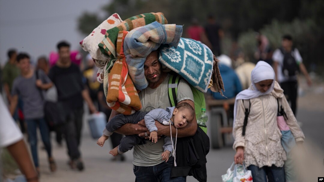 Palestinos huyendo al sur de la Franja de Gaza, en Salah al-Din Street en Bureij, en la Franja de Gaza, el sábado 11 de noviembre de 2023.
