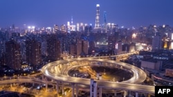 2018年2月14日，在農曆新年前夕，夜色中燈光下的上海市天際線和南浦大橋。（資料照片）