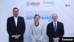 De izquierda a derecha David Gosney, director USAID El Salvador; Mileydi Guillarte, subdirectora Latinoamérica y el Caribe USAID y Roberto Murray Meza, presidente FRMA. [Foto cortesía].