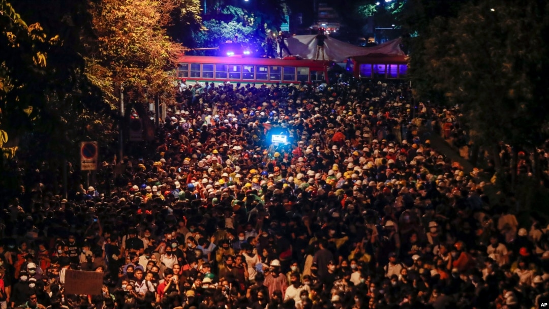 21일 태국 방콕 정부청사 앞에서 총리 퇴진을 요구하는 대규모 시위가 계속됐다.