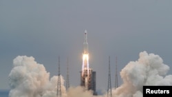 中國一枚長征5B火箭2021年4月29日將空間站主艙發射升空（路透社轉發）