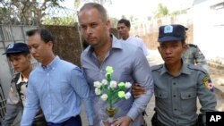 Ông Philip Blackwood, công dân New Zealand và hai công dân Myanmar đến tòa án tại Yangon. 