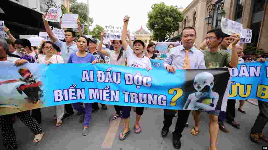 Người biểu tình cầm biểu ngữ "Ai đầu độc biển miền Trung" trong cuộc biểu tình phản đối vụ cá chết hàng loạt tại Hà Nội, ngày 1/5/2016.