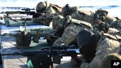 俄羅斯士兵在俄羅斯南部羅斯托夫地區的一處靶場參加演練。(2022年1月13日)