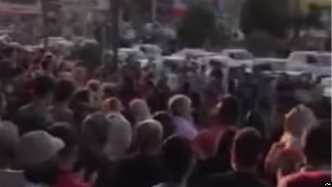 چند هزار نفر در گوهردشت کرج تجمع کردند اما شب مورد حمله ماموران قرار گرفتند. 