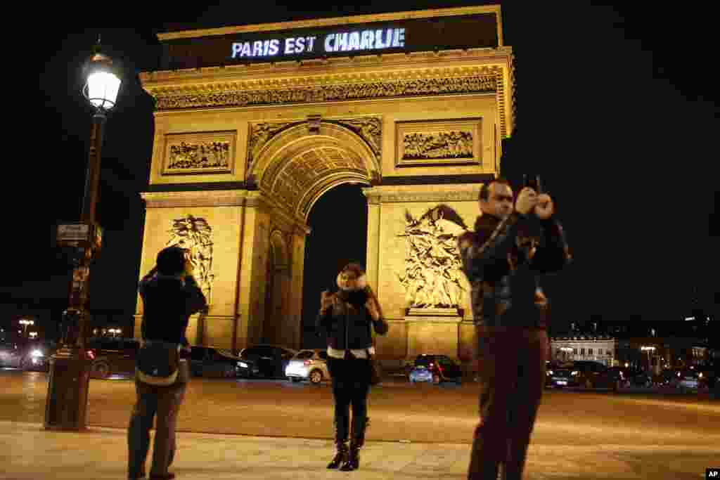 Du khách chụp hình Khải Hoàn Môn với thông điệp đoàn kết 'Paris là Charlie', ngày 9/1/2015.