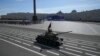 Un tanque T-34 de la era soviética desila por la Plaza Roja de Moscú duurante la conmemoración del Día de la Victoria en Rusia el 9 de mayo de 2023.