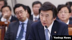 윤병세 한국 외교부 장관이 7일 국회에서 열린 국회 외교통일위원회의 외교부 및 산하기관 국정감사에서 의원들의 질의에 답변하고 있다.