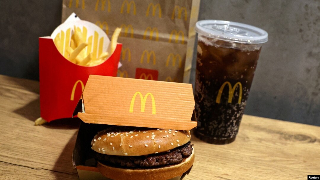 ARCHIVO: Una hamburguesa cuarto de libra de McDonald's y papas fritas, 