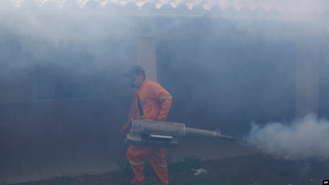 ARCHIVO - Un trabajador de la ciudad fumiga contra los mosquitos Aedes aegypti dentro de una escuela en Santa Cruz, Bolivia, en febrero de 2016. 