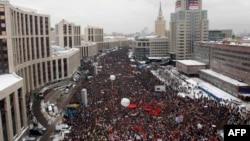 Hàng vạn người Nga biểu tình trong thủ đô Moscow, hôm 24/12/11, phản đối kết quả bầu cử quốc hội và yêu cầu tổ chức bầu cử lại