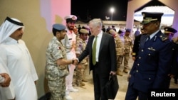 Bộ trưởng Quốc phòng Mỹ James Mattis (giữa) đến căn cứ không quân Al Udeid ở Doha, Qatar ngày 21/4/2017. 
