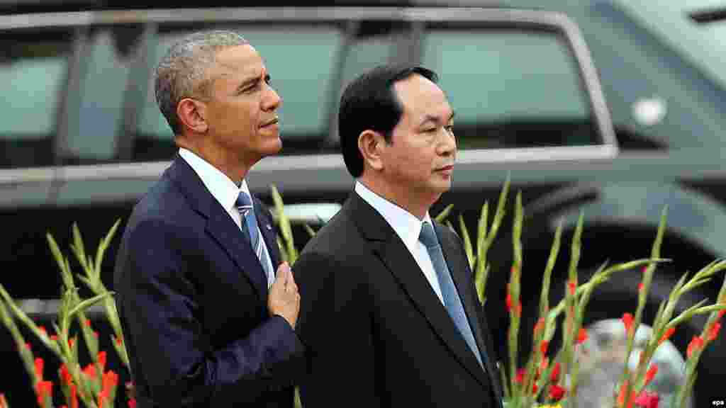 Tổng thống Hoa Kỳ Barack Obama và Chủ tich nước Việt Nam Trần Đại Quang trong nghi lễ đón tiếp chính thức tại Phủ Chủ tịch ở Hà Nội, Việt Nam. 