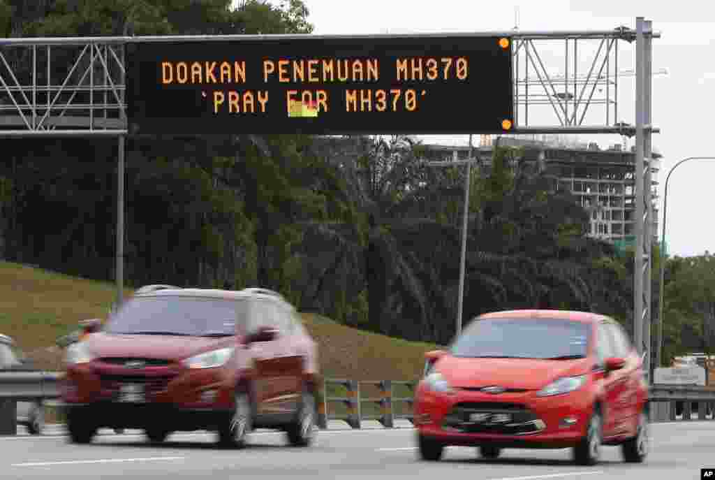 Bảng điện tử với hàng chữ "Hãy cầu nguyện cho MH370" trên đường phố Shah Alam, gần thủ đô Kuala Lumpur, Malaysia.