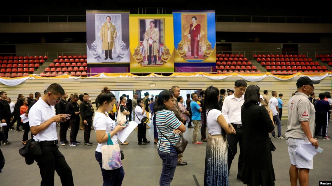 People line up for their early vote for the upcoming Thai election at a polling station in Bangkok, Thailand, March 17, 2019. 