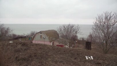Ukrainian Volunteers Prepare to Defend Mariupol