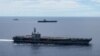 ARCHIVO - En esta foto proporcionada por la Marina de los EE. UU., los grupos de ataque del portaaviones USS Ronald Reagan (CVN 76, frente) y USS Nimitz (CVN 68, parte trasera) navegan juntos en formación, en el Mar de China Meridional, el 6 de julio de 2020.