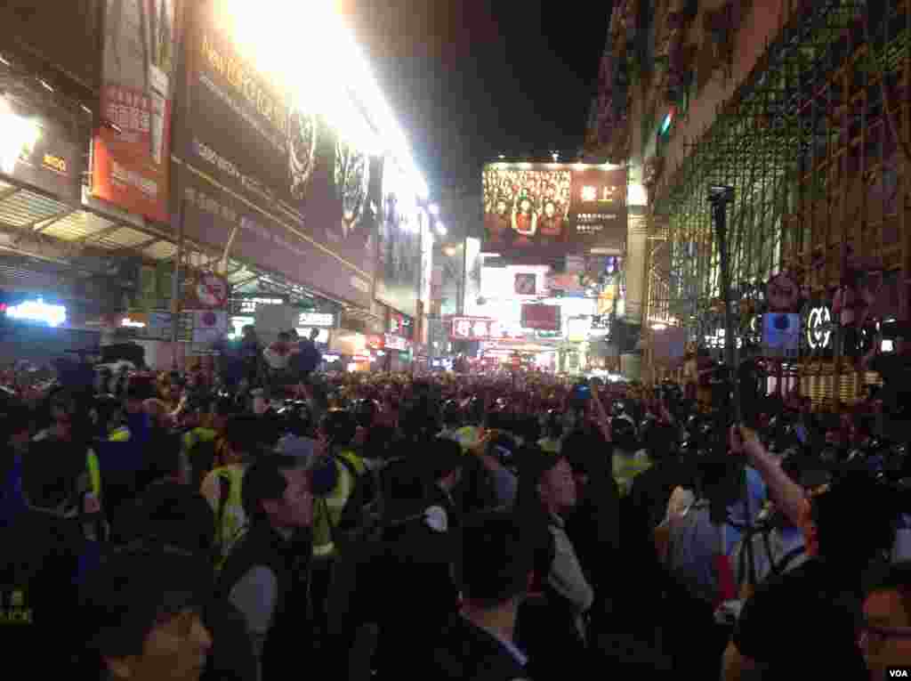 大批市民連續第二晚在旺角與警方「巷戰」 (美國之音海彥拍攝 )