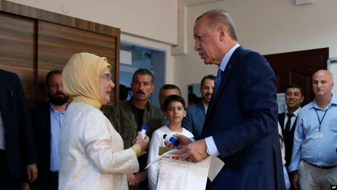 Recep Tayyip Erdogan, presidente de Turquía y líder del gobernante partido Justicia y Desarrollo (AKP por sus siglas en inglés), lleva su papeleta de votación hacia la urna en un puesto electoral en Estambul, el domingo 24 de junio de 2018. Turquía vota en una histórica doble elección presidencial y legislativa.
