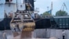 ARCHIVO - Trabajadores cargan grano en un puerto en Izmail, Ucrania, el 26 de abril de 2023. Rusia anunció el lunes 17 de julio que paralizaba su participación en el acuerdo de guerra que permitía exportar grano ucraniano, en un revés a la seguridad alimentaria global.